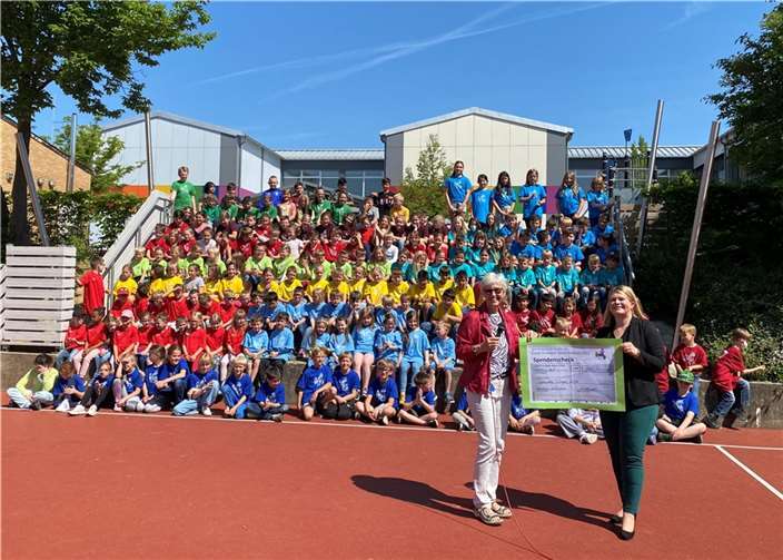 Insgesamt 800 Euro sammelten die Schülerinnen und Schüler der Pfarrer-Giesendorf Grundschule Dernbach für die Flüchtlinge aus der Ukraine. Foto: privat