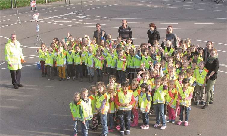 Insgesamt 84 Erstklässler der Lindenschule wurden im Rahmen der ADAC-Aktion mit reflektierenden Sicherheitswesten ausgestattet. privat