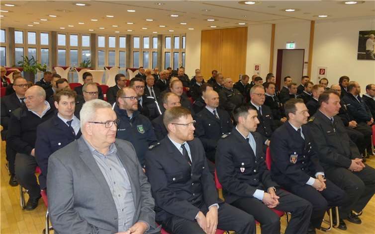 Rheinland-Pfalz ehrt Fluthelfer aus Cochem-Zell Insgesamt 87 Einsatzkräfte von Feuerwehrenaus der Verbandsgemeinde Kaisersesch wurden vom Land Rheinland-Pfalz anlässlich ihrer schnellen Hilfeleistung geehrt.