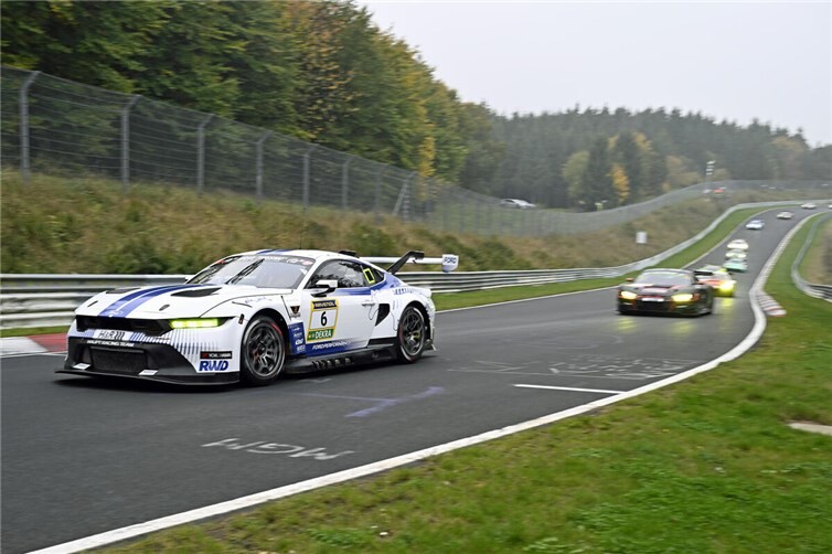 Insgesamt 92 Fahrzeuge starteten zum NLS-Finale in die Hatz durch die Grüne Hölle. Fotos: BURG