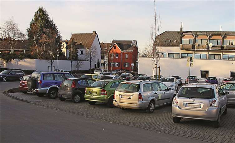 Insgesamt 96 kostenfreie Parkplätze auf dem Parkplatz „Am Grindel“ erleichtern den Kunden den Einkauf.