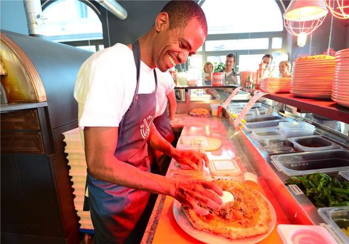 Insgesamt acht Mitarbeiter, darunter Top-Pizzaiolos zaubern leckere Pizzen und werden so hohen Ansprüchen zum Thema Pizza gerecht.