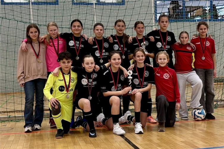 Insgesamt begeisterten die Kurstadtmädels bei ihrem Heimturnier die Zuschauer mit tollem Kombinationsfußball und stellten mit Milena Trzepaczka (13 Treffer) die beste Schützin des Turniers.