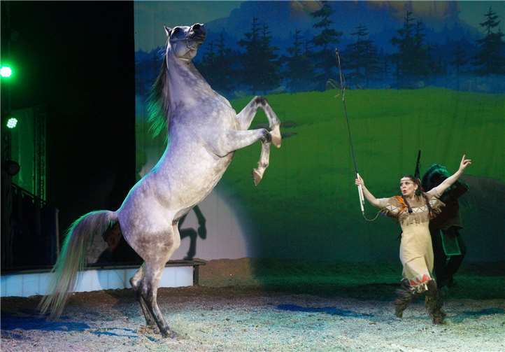 Insgesamt besteht das Yakari-Ensemble aus über 60 zwei- und vierbeinigen Mitwirkenden.