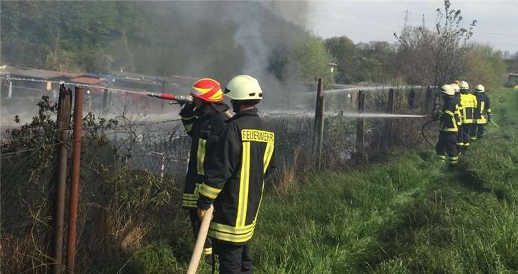 Insgesamt brannten fünf Holzhäuser und vier Wohnanhänger komplett ab. Es wurden außerdem drei weitere Holzhäuser in Mitleidenschaft gezogen.Fotos: TE