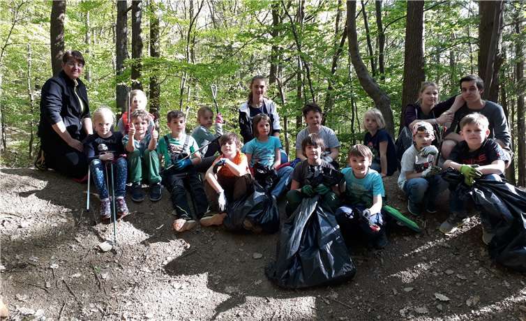 Insgesamt drei Müllsäcke voll Unrat sammelten die Pfadfinder rund um das „Bombenloch“ ein.  privat