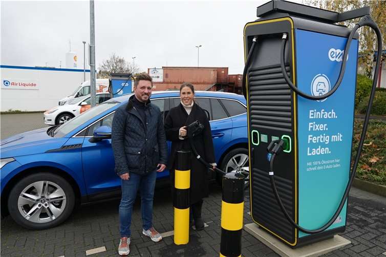 Insgesamt drei neue Ladesäulen wurden am Autohof der BolzGroup in Betrieb genommen. Carina Bolz, Geschäftsführerin der BolzGroup, und Christopher Dold von der evm freuen sich über die neuen Lademöglichkeiten.  Foto: Franziska Uschner/evm