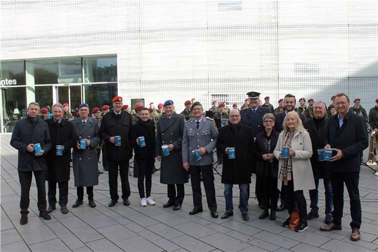 Insgesamt erbrachte die „Prominentensammlung“ einen Spendenbetrag von 1160 Euro. OB Langner (5.v.li.) und Bettina Hörter (5.v.re.), die Geschäftsführerin des Volksbundes Bezirksverbandes Koblenz-Trier, bedankten sich herzlich bei allen Sammlern und Spendern. Foto: Stadt Koblenz/Thomas Knaak