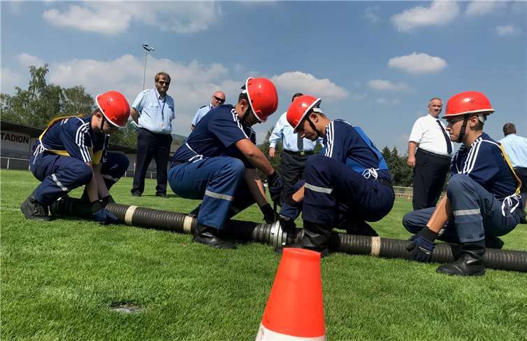 Insgesamt fünf Disziplinen mussten die Jugendlichen absolvieren, wie hier bei einer Löschübung.