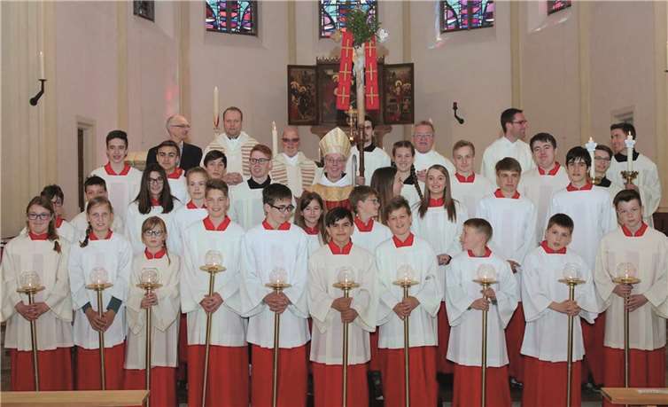Insgesamt fünf Geistliche und 31 Messdiener krönten die in neuem Glanz erstrahlende Pfarrkirche St. Cyriakus.  FRE