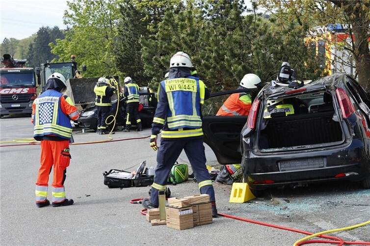 Insgesamt galt es fünf verletzte Personen zu versorgen, drei davon mussten aus den Fahrzeugen gerettet werden.