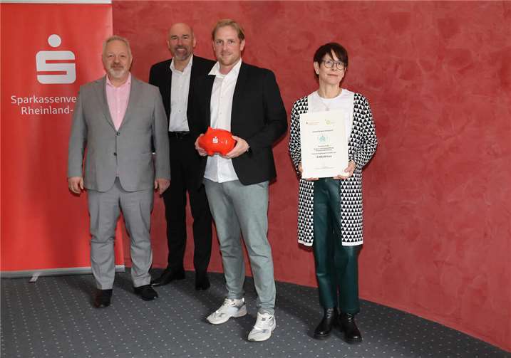 Insgesamt haben sieben Vereine einen Förderscheck entgegengenommen.  Foto: Sparkasse Trier