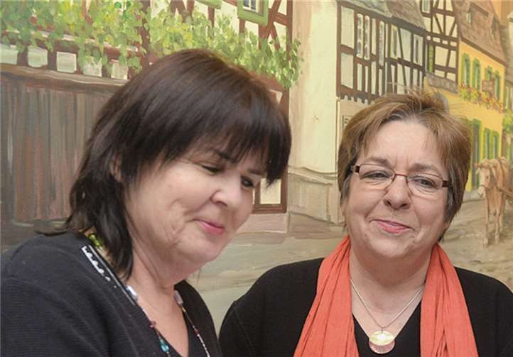 Insgesamt hat der Förderverein über Euro in drei Jahren zugunsten des Frauenhauses eingenommen. Bei der jüngsten Jahreshauptversammlung konnte Vorsitzende Elisabeth Groß (Mitte) einen Scheck über 7.500 Euro übergeben. RÜ