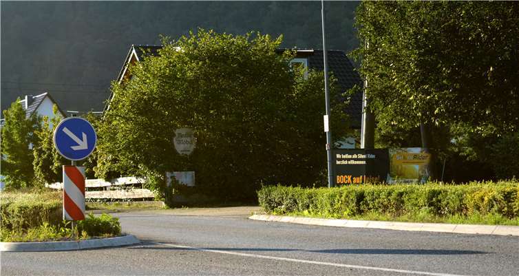 Insgesamt hat die Ortsgemeinde Insul zwei Banner an den Ortseingängen an der L73 aufgehängt, hier aus Richtung Schuld in Fahrtrichtung Dümpelfeld. Foto: CF
