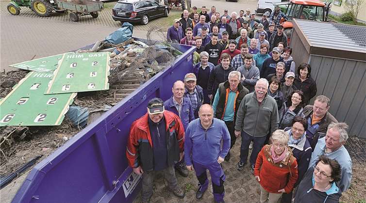 Insgesamt hatten sich circa 80 Helferinnen und Helfer an der Großreinemachen- und Säuberungsaktion in der Gemeinde Dernau beteiligt.privat