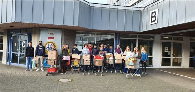 Insgesamt kamen in diesem Jahr 17 hochvolle Einkaufswagen und Geldspenden in Höhe von 1.211, 60 Euro zusammen.  Fotos: privat