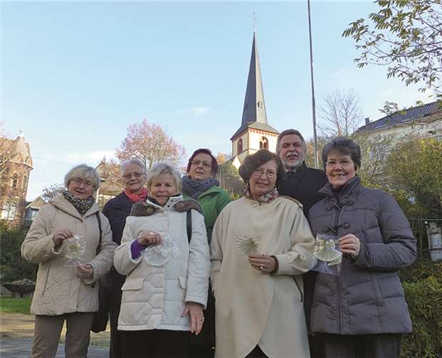 Insgesamt kamen über 440 Euro durch den Verkauf der filigranen Papierengel zusammen, die die kfd-Frauen und ihre Helferinnen gebastelt hatten. privat
