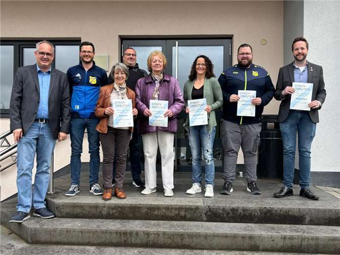 Insgesamt konnte die DJK Müllenbach in diesem Jahr 22 langjährige Vereinsmitglieder ehren und ihnen eine DJK Ehrennadel überreichen. Foto: Marcel Stern