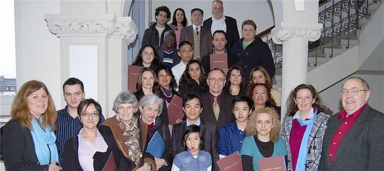 Insgesamt konnten 40 Personen im Kreishaus ihre Einbürgerungsurkunden aus den Händen von Landrat Rainer Kaul entgegennehmen. privat