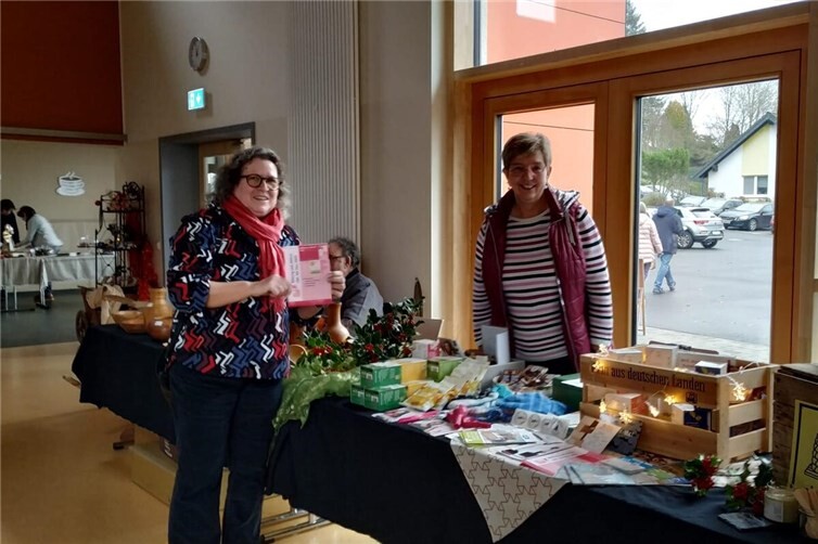 Insgesamt konnten rund 100 Euro eingenommen werden, worüber sich die Damen am KAB Stand, v.li. Doris Dörpinghaus-Stemmler und Monika Jüngling sehr freuten. Foto: KABOVReifferscheid-Rodder/Dörpinghaus-Stemmler-Jüngling