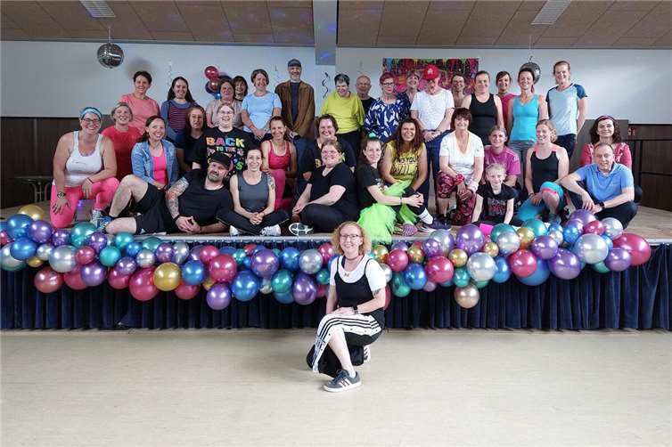 Zurück in die 90er – Benefiz-Zumba voller Erfolg Insgesamt konnten so 2.000 Euro gesammelt werden, die bald an die Lebenshilfe übergeben werden. Foto: privat