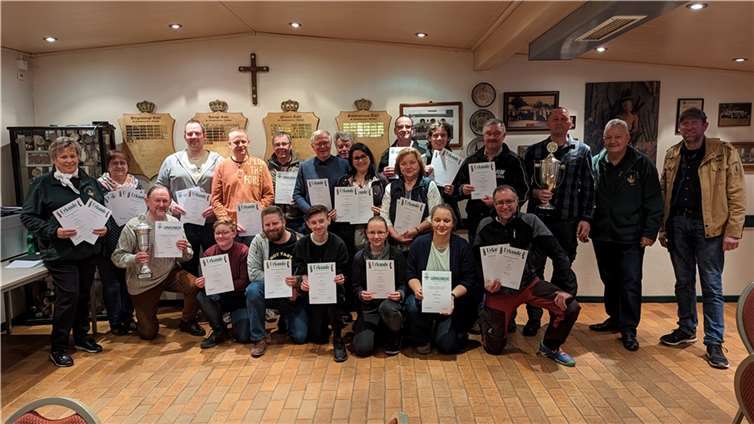 Insgesamt mussten 119 Urkunden geschrieben, 81 Anstecknadeln, zwölf Pokale und drei Wanderpokale graviert.  Foto: privat