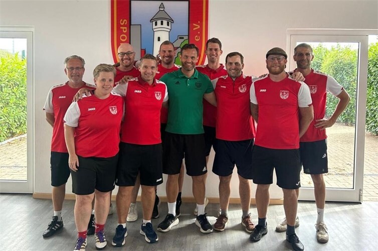 Insgesamt neun Trainer des SV Kripp nehmen derzeit am Jugendtrainerzertifikat des Fußballverbandes Rheinland teil.