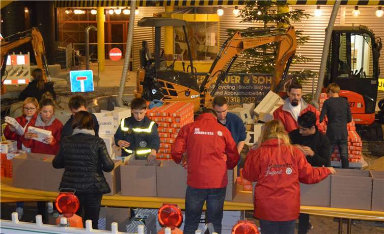 Insgesamt rund 40 Helfer packen die Pakete der Johanniter-Weihnachtstrucker.Johanniter/Lisa Klose