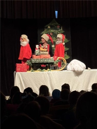 Insgesamt rund 600 Kinder besuchten das Figurentheaterstück "Der kleine Weihnachtsmann".  Foto: Bernadette Spreer