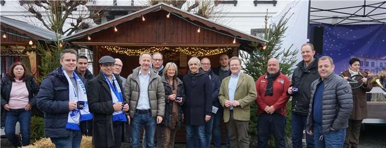 Insgesamt sieben örtliche Vereine erhielten auf dem Weihnachtsmarkt je 500 Euro.Foto: privat