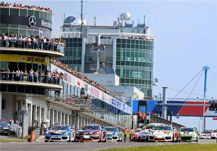 Insgesamt starteten 135 Fahrzeuge bei der 49. Adenauer ADAC-Rundstrecken-Trophy . Peter Burggraf