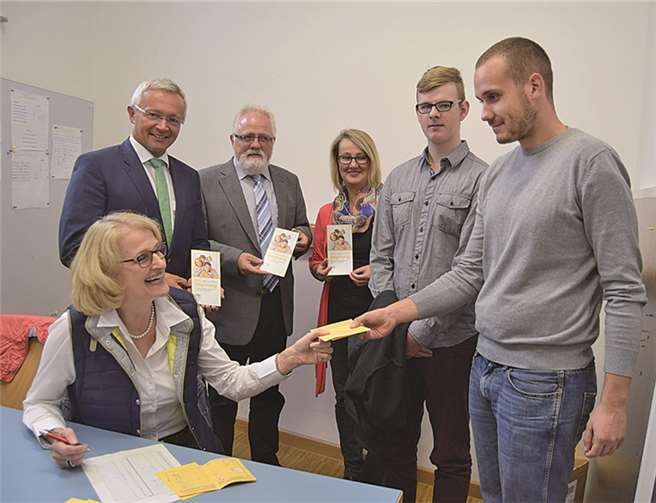 Insgesamt über 2.000 Schülerinnen und Schüler der Neuwieder David-Röntgen-Schule nahmen einer Aktionswoche zum Thema Masern teil. Das Kreisgesundheitsamt hatte für die Schule dieses Informationsangebot für junge Erwachsene organisiert. Es gab Vorträge und alle konnten ihre Impfausweise zur Kontrolle vorlegen. Dr. Christiane Dockhorn (v.l.) zog eine positive Bilanz. Achim Hallerbach, 1. Kreisbeigeordneter und Gesundheitsdezernent (h. l.) geht davon aus, dass durch derartige Aktionen das Bewusstsein für Infektionskrankheiten und die Notwendigkeit von Impfungen zum eigenen Schutz und aus Verantwortlichkeit für andere geweckt werden kann.privat