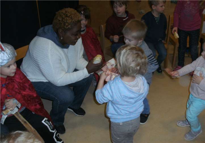 Insgesamt über 600 Euro übergaben die Kinder an Harriet Bruce-Annan im Rahmen der Martinsfeier. Foto: privat