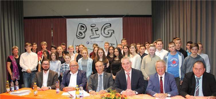 Insgesamt unterzeichneten 47 Schülerinnen und Schüler der Realschule plus Niederzissen die Verträge zur Ausbildungsplatzgarantie im Rahmen des BiG-Projekts.WK