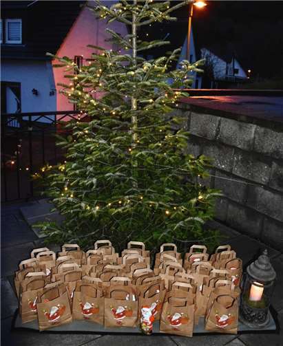Insgesamt verteilte der Nikolaus 30 Geschenktaschen für die Kinder von Haustür zu Haustür.Foto: privat