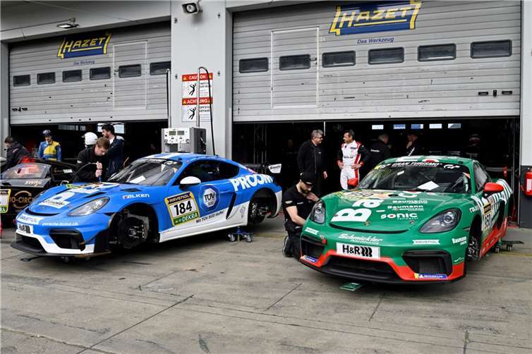 Insgesamt vier Fahrzeuge brachte das Team von Schmickler Performance an den Start, darunter die Zwei Porsche Cayman.