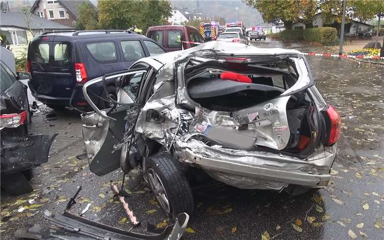 Tödlicher Verkehrsunfall in Oberwinter Insgesamt vier Fahrzeuge wurden ineinandergeschoben und schwer beschädigt.