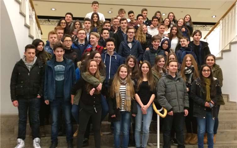Insgesamt vier Grundkurse des Höhr-Grenzhausener Gymnasiums besuchten das Schauspiel Frankfurt. privat