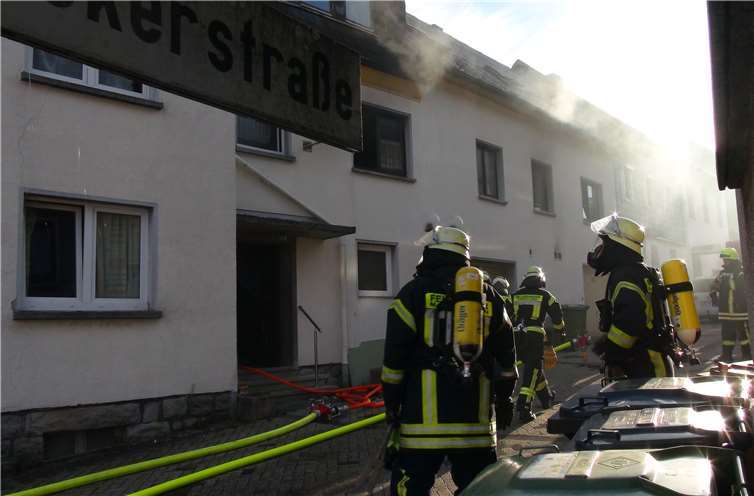 Insgesamt waren 38 Einsatzkräfte zur Brandbekämpfung vor Ort. Fotos: Feuerwehr VG Dierdorf