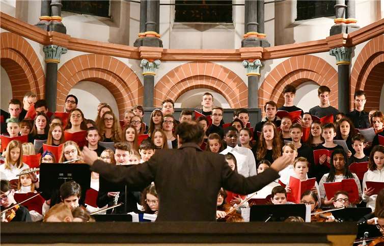 Schulgemeinschaft wusste musikalisch zu begeistern Insgesamt waren mehr als 150 Schülerinnen und Schüler aktiv am bemerkenswerten Adventskonzert beteiligt. Foto: RASCH