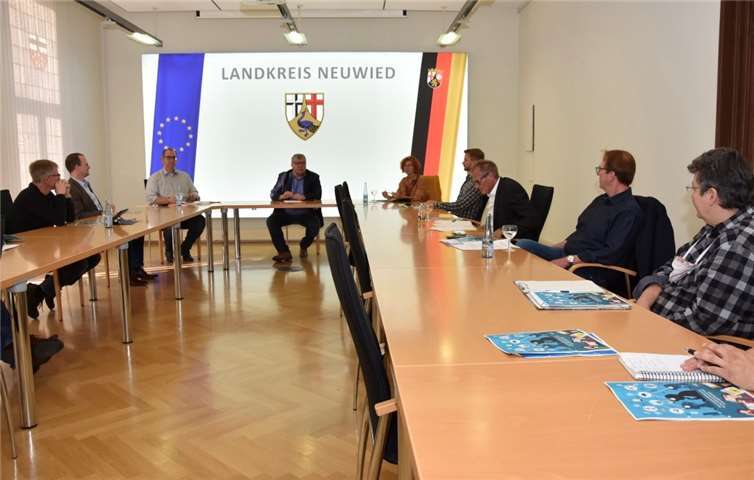 Insgesamt wird der Landkreis Neuwied in der nächsten Zeit 7,08 Mio. Euro in die Verbesserung der IT-Infrastruktur an seinen 25 Schulen investieren. Ein Arbeitskreis, bestehend aus Schulleitungen und Fachleuten des Kreismedienzentrums arbeitet eng mit dem 1. Kreisbeigeordneten Michael Mahlert zusammen.Foto: Kreisverwaltung