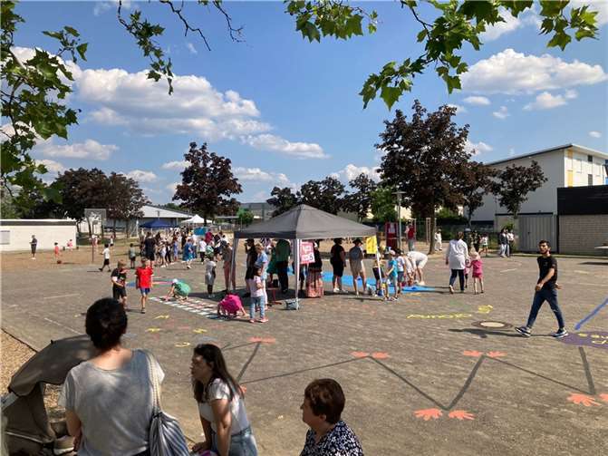 Insgesamt wurden 14 Stationen aufgebaut, die die neuen aufgemalten Spielmöglichkeiten integrierten. Foto: privat