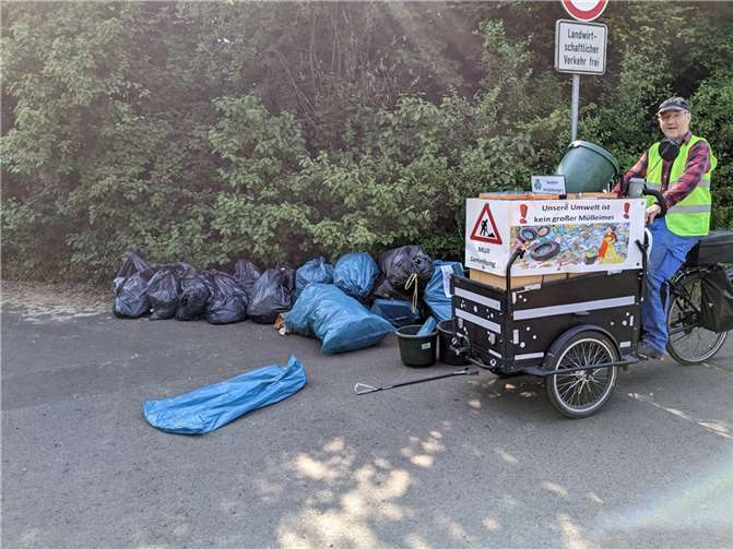Insgesamt wurden ca. 30 blaue Müllsäcke, Altreifen mit Felgen und etliche Sperrmüllteile eingesammelt.  Foto: Cleanup Neuwied