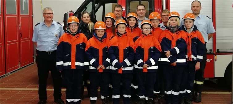 Insgesamt zehn Mitglieder der Jugendfeuerwehr Nickenich konnten beim Jahresabschluss mit der „Jugendflamme 1“ ausgezeichnet werden.  privat