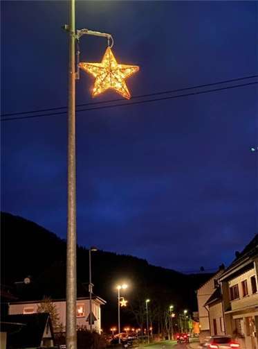 Insgesamt zehn Sterne wurden an den Laternen der Hauptstraße aufgehangen.