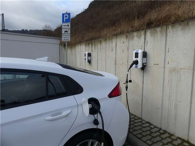 Insgesamt zehn neue Parkplätze mit Ladepunkten für Elektroautos können ab sofort auf dem Cochemer Großraumparkplatz hinter der Bahntrasse genutzt werden.