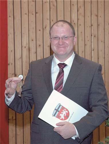 Insignien des neuen Amtes: Guido Nisius mit Ernennungsurkunde und Rathausschlüssel.