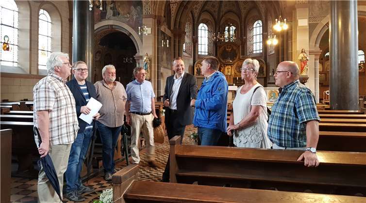 Inspektion der Orgel in der Hl. Dreifaltigkeitskirche: (v.l.) Stadtbürgermeister Gerd Heim, Udo Weber (Orgelförderverein), Manfred Hobbach (katholische Kirchengemeinde), Hans-Josef Wagner (Geschichtsverein), Josef Oster (MdB), Beigeordneter Werner Schumacher, Gertrud Wagner (Geschichtsverein) und Beigeordneter Martin Meyen.privat