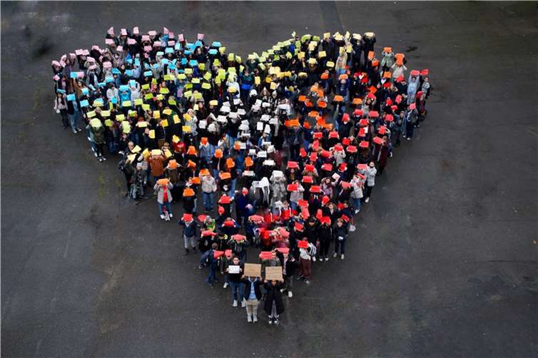 Inspiriert von der One-Love-Armbinde, die zur Fußball-WM getragen werden sollte, wurde ein Herz mit einer integrierten „1“ auf dem Schulhof nachgestellt. Quelle: Hilda-Gymnasium Koblenz