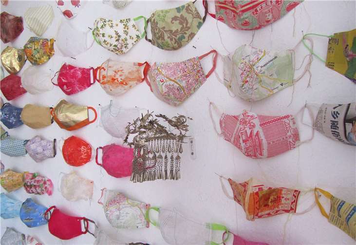 Installation aus Mundschutzmasken von Ulrike Oeter.